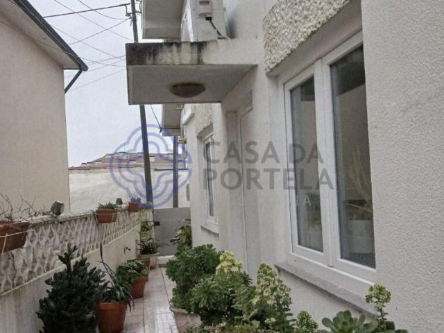 House for sale in Vilar do Paraiso, currently rented