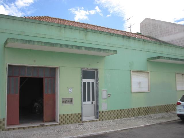 Moradia Térrea T3 com Garagem e Amplo Logradouro