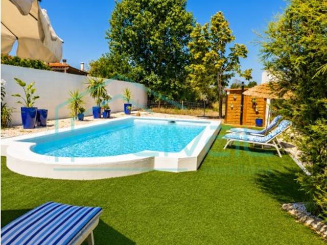 Moradia térrea T3 com sótão e piscina