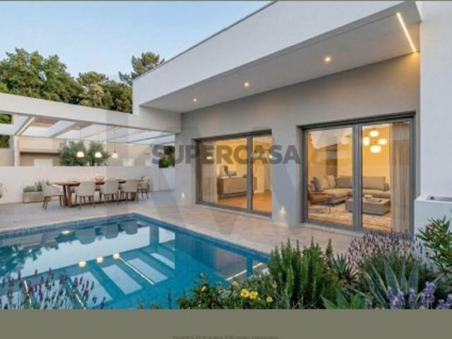 Moradia térrea T3, com suite, jardim, piscina e parqueamento