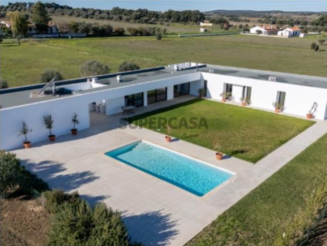 Moradia térrea T3 com piscina próxima de Évora