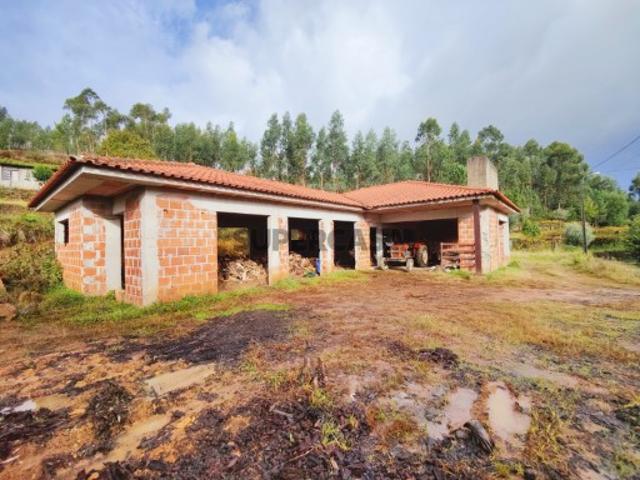 Moradia térrea T3 em construção, situada em Estorãos