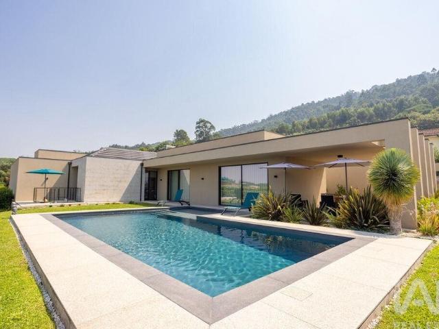 Moradia térrea T3 em Santo Tirso, Couto e Burgães de 275 m² 275m² Santo Tirso, Couto São Miguel e Santa Catarina e Burgães