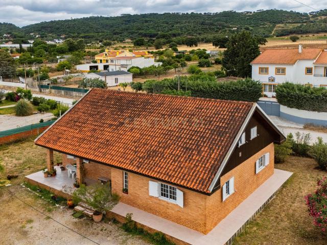 Moradia térrea T3 impecável num terreno de 3954m2 e anexo em Azeitão