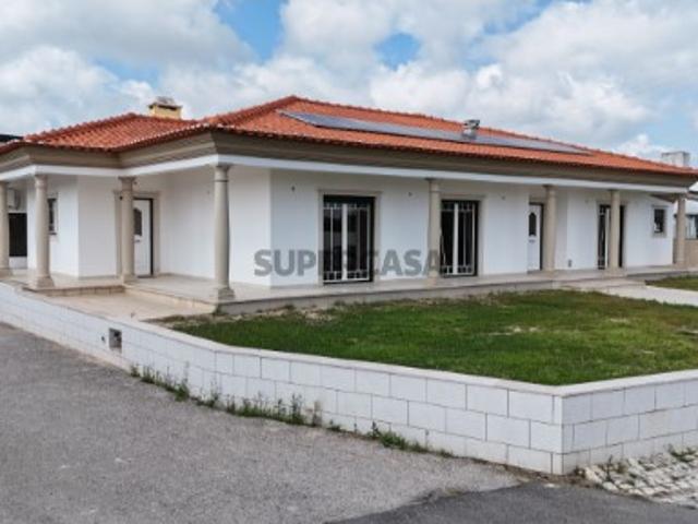 Moradia Térrea T3 | Qualidade de Construção Superior | Lote de 726 m² | Centro de Pataias