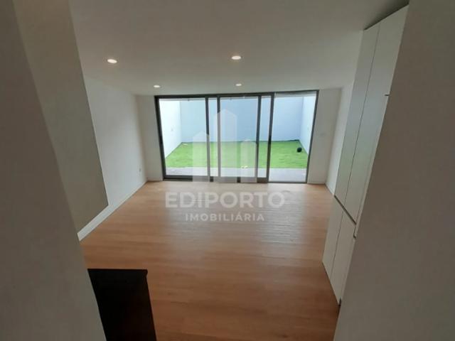 Moradia Térrea T1+1 com Deck e Jardim, perto da Avenida da República e Metro, Vila Nova de Gaia