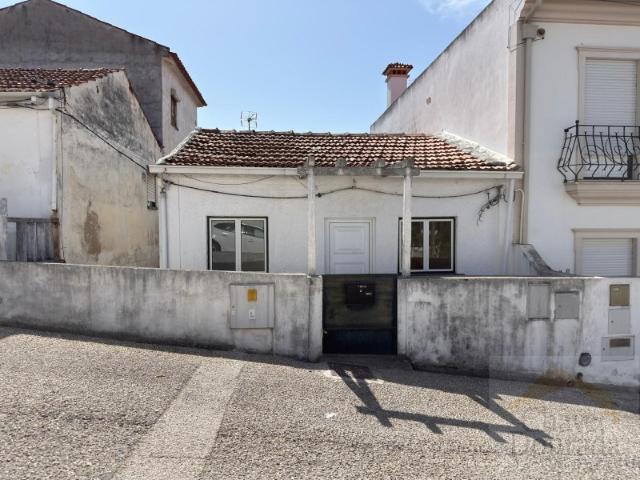 Moradia térrea T2+1 com logradouro e quintal Casais