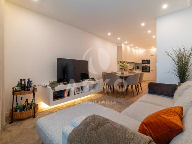 Moradia Térrea T2+1 Renovada com Alpendre e Espaço Exterior, em Pedrouços