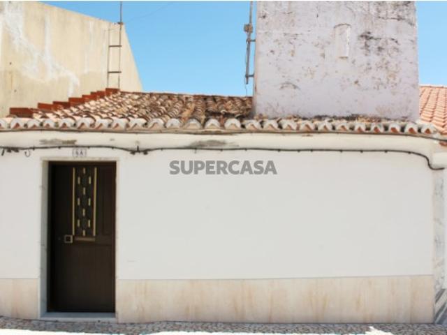 Moradia térrea T2 em Bencatel com logradouro