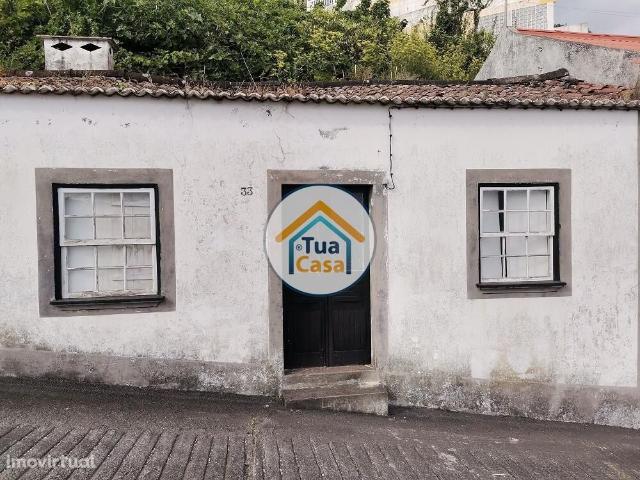 Moradia Trrea T2 para Recuperar com Quintal na Vila das Velas nos Ao