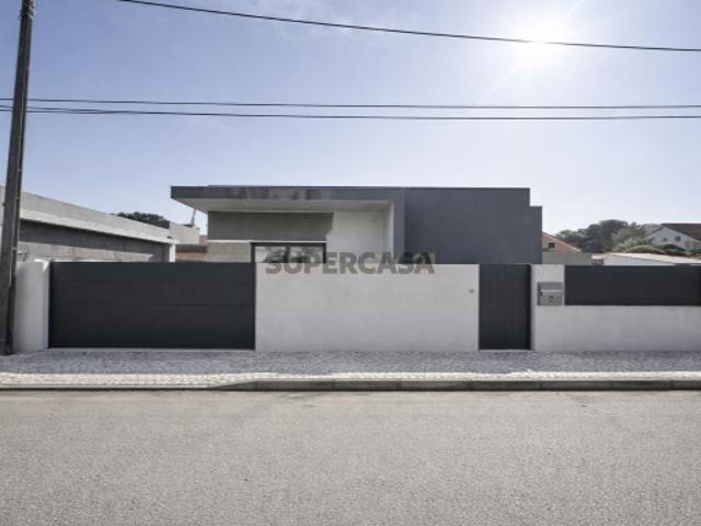 Moradia térrea T3+1 isolada com piscina em lote de 321 m²