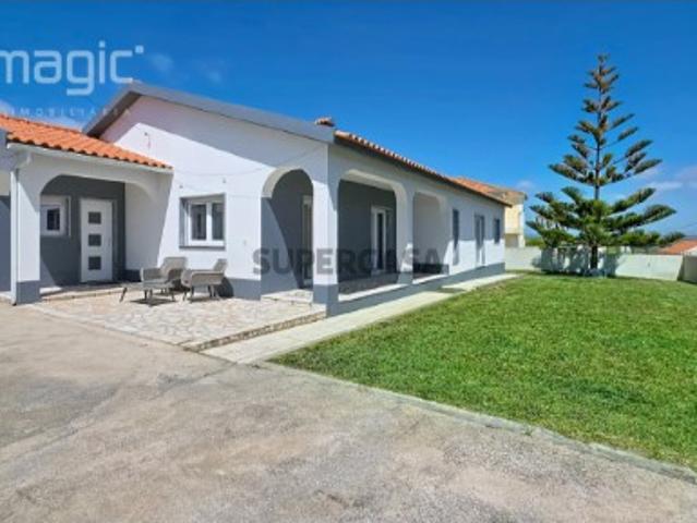 Moradia térrea T4+1 isolada em São Pedro da Cadeira Torres Vedras
