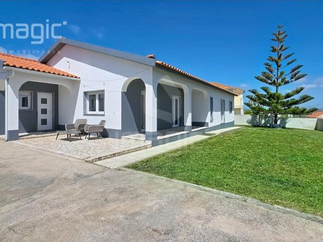 Moradia térrea T4+1 isolada em São Pedro da Cadeira Torres Vedras