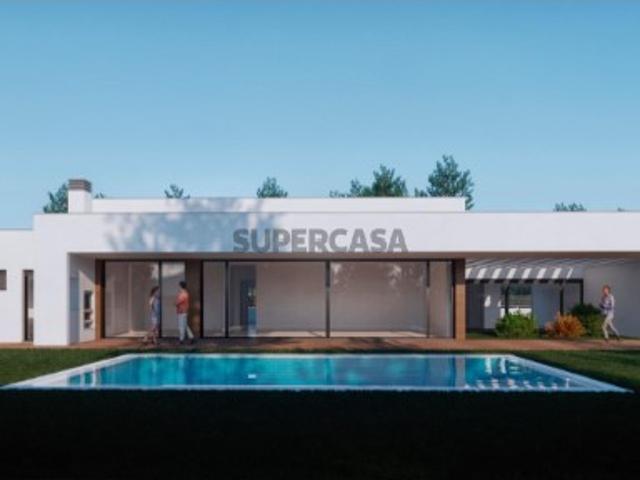 Moradia Térrea T4 com 3 Suites, piscina e Garagem