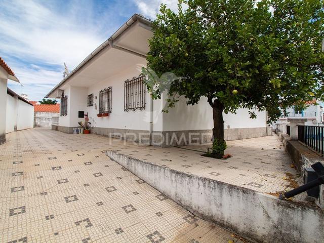 Moradia Térrea T4 com Anexo e Quintal – Vila do Vimieiro