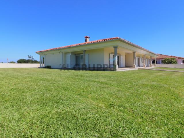 Moradia Térrea T4 com jardim e terreno
