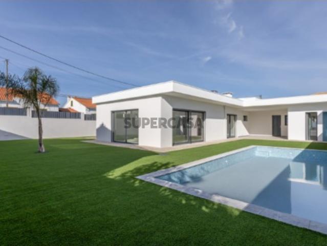 Moradia Térrea T4 com Piscina e Garagem PRONTA A HABITAR