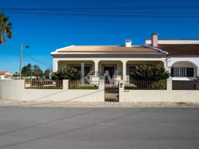 Moradia Térrea T4 com Piscina, Garagem e Jardim, Sarilhos Grandes, Montijo