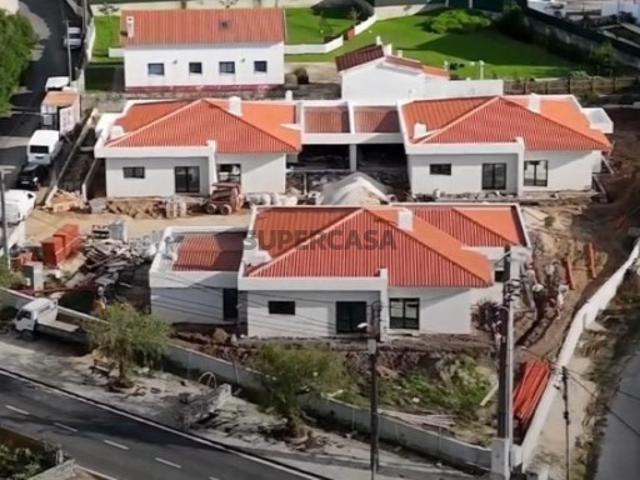 Moradia Térrea T4 inserida em condomínio privado com 3 moradias NOVA