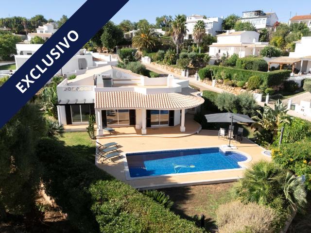 Moradia Térrea T4 Isolada em Albufeira – Um Refúgio de Luz, Conforto e Privacidade