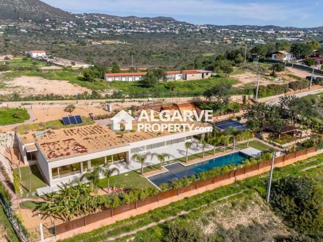 Moradia Térrea T4 no Algarve com Piscina, Vista Panorâmica e Elevada Eficiência Energética