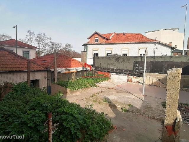 Moradia Trrea T2 mais 1 para restaurar Vila Nova de Gaia
