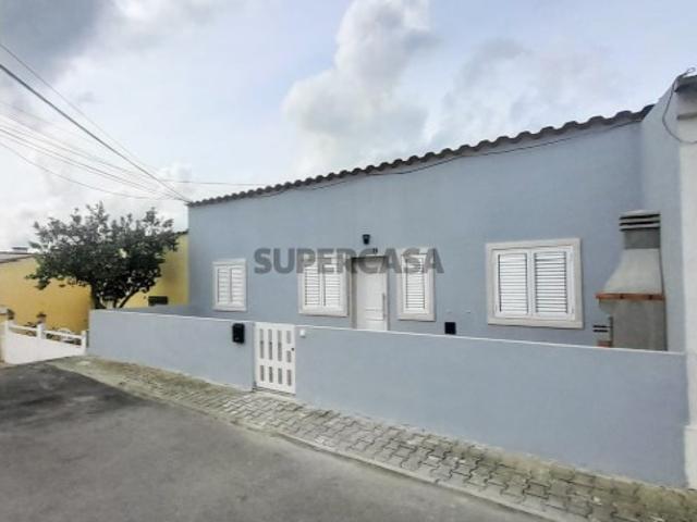 Moradia térrea transformada em T3 com quintal com churrasqueira, nos Pinheirinhos