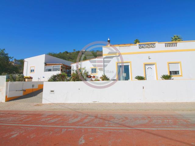 Moradia Térrea V3 com Piscina e Charme Algarvio – Parragil