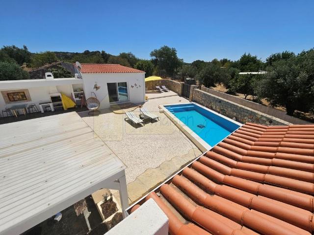 Moradia térrea V3+1 renovada com gosto situada a poucos minu. 185m² Santa Bárbara De Nexe