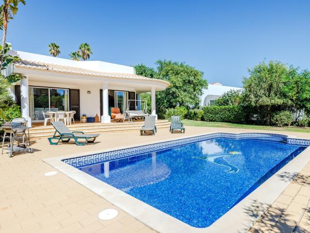 Moradia Térrea Virada a Sul com Piscina Privada em Albufeira