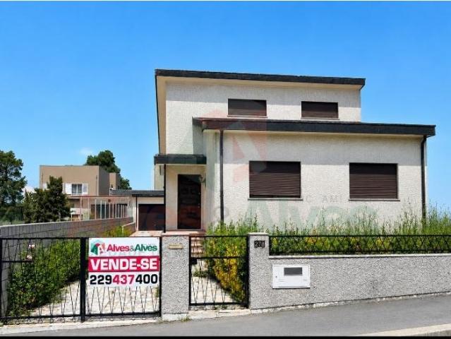 Moradia Térrea + Aguas Furtadas Leça do Balio Matosinhos