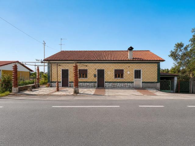 Moradia Térrea com 6.000 m2 de Terreno Junto à Albufeira de Castelo de Bode