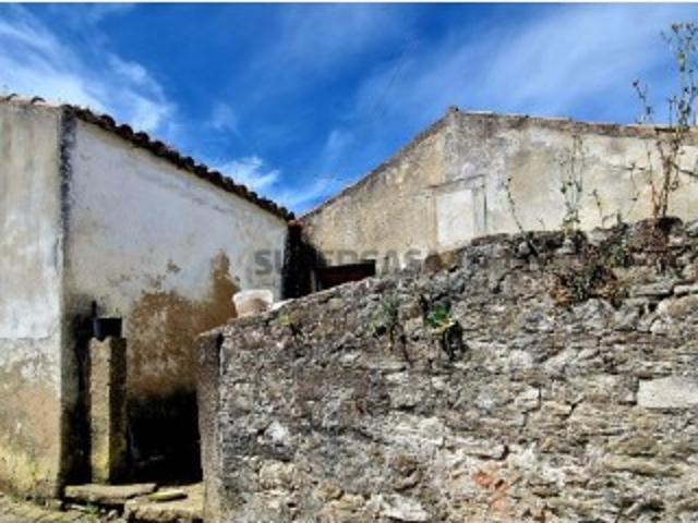 Moradia térrea com adega para recuperar,carmoes, Torres Vedras, Lisboa