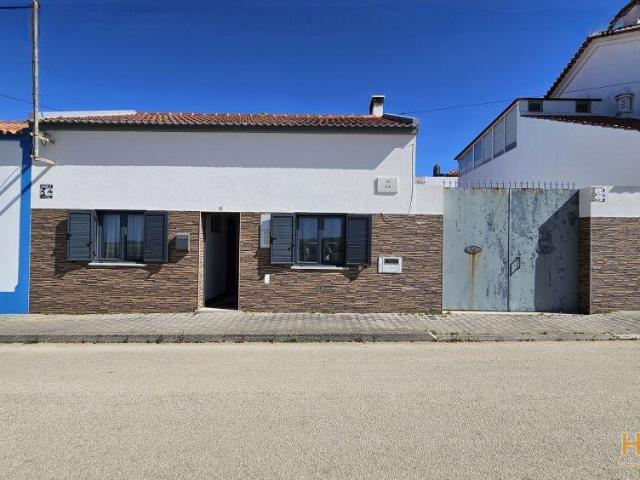 Moradia térrea com garagem e quintal | 26084084588