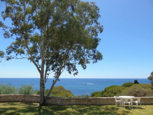 Moradia Térrea com lote 11 mil m2, com localização privilegia em Santa Eulália/Praia da Oura, com vistas magníficas frontais de mar e vegetação de praia. ACESSO PRIVADO A PRAIA