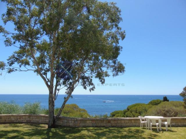 Moradia Térrea com lote 11 mil m2, com localização privilegia em Santa Eulália/Praia da Oura, com vistas magníficas frontais de mar e vegetação de praia. ACESSO PRIVADO A PRAIA. Ver plantas