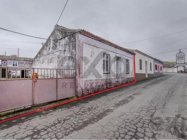 Moradia Térrea com Potencial para Reabilitação – Achadinha. 153m² Achadinha
