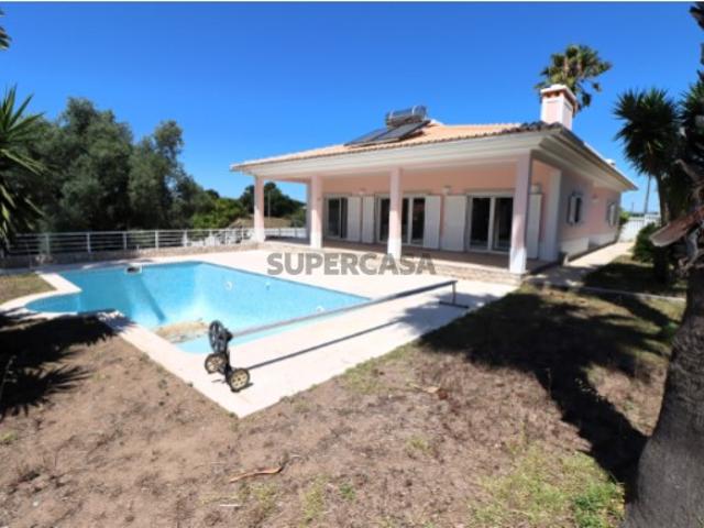 Moradia térrea com piscina