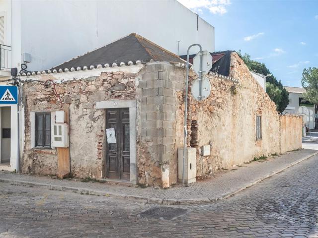Moradia térrea com projeto aprovado no centro histórico de T. 52m² Tavira Santiago