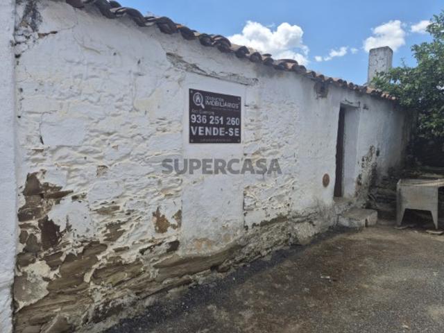 Moradia terrea com quintal para recuperar na Aldeia dos Fernandes