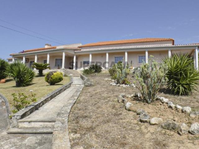 Moradia térrea com terreno na periferia das Caldas da Rainha