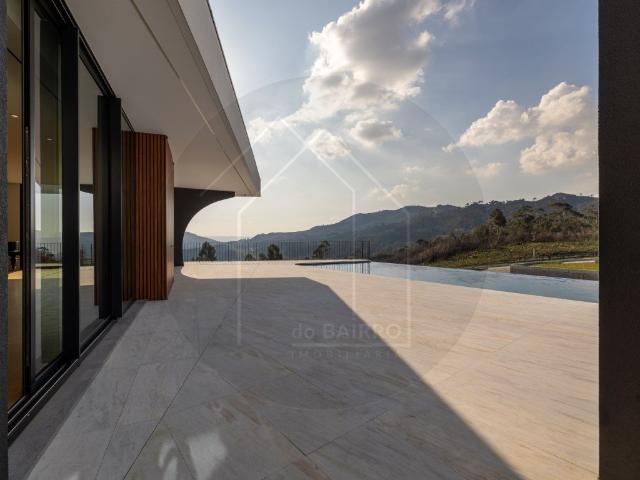 Moradia Térrea de Luxo com 6 Suítes, Piscina Infinita Marc. 430m² Sande e São Lourenço