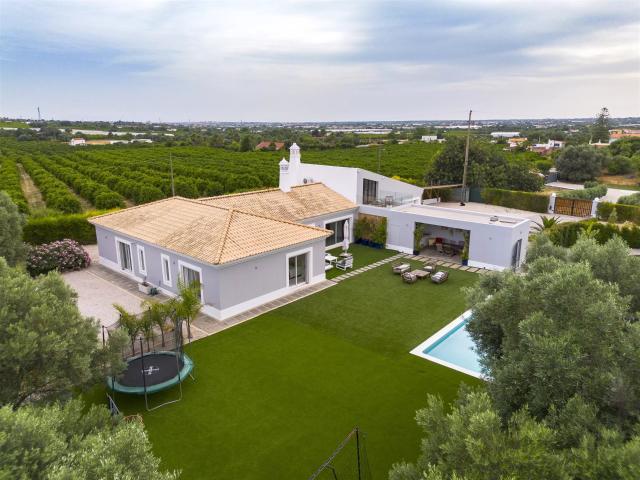 Moradia Térrea de Luxo | 250 m² | 4 Quartos + Escritório |. 250m² Vale do lobo