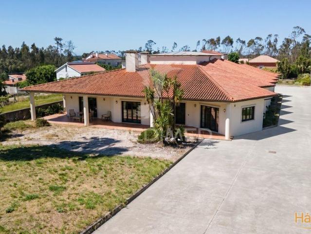 Moradia Térrea de Prestígio com Jardim Interior, 4 Suítes e Arquitetura de Charme | 26074091828
