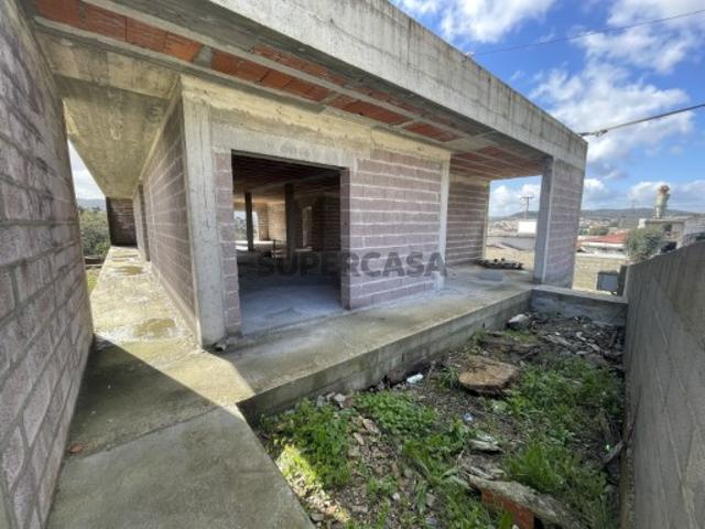 Moradia Térrea em Campo em Construção
