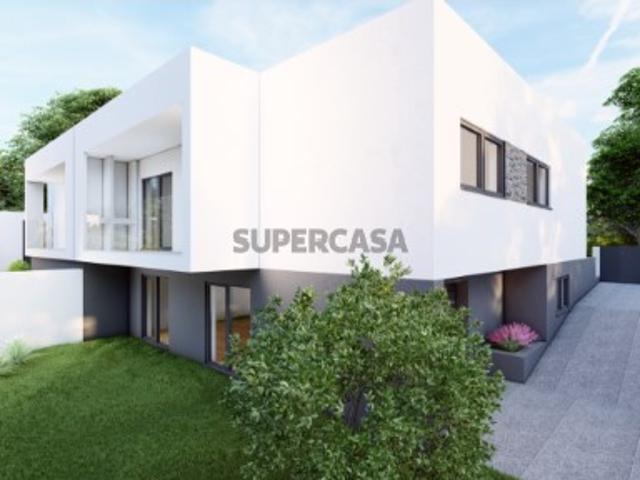 Moradia térrea geminada T3 com cave Charneca de Caparica