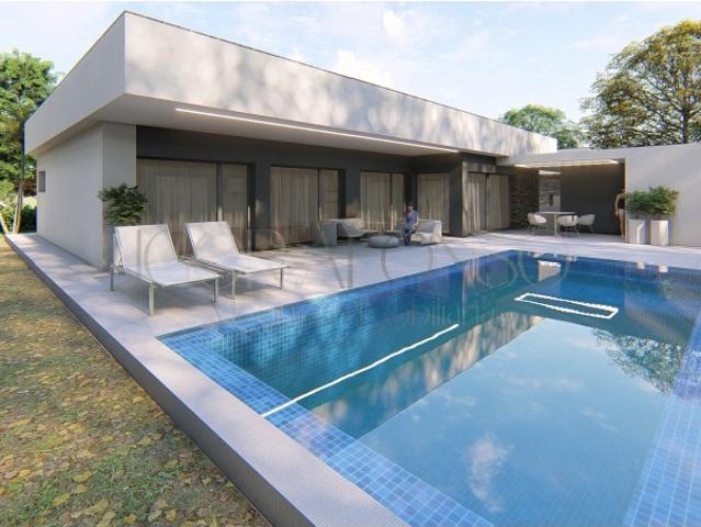 Moradia Térrea Independente T4 com Garagem e Piscina com Borda Infinita