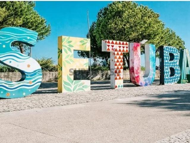 Moradia térrea isolada com piscina