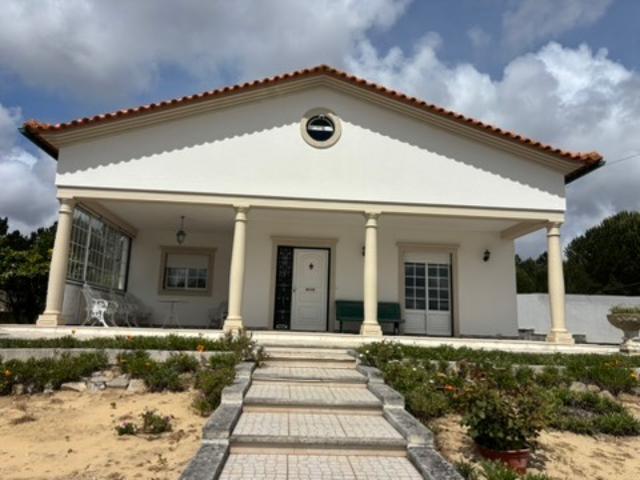 Moradia térrea isolada de arquitetura tradicional portuguesa Fanhais, Nazaré