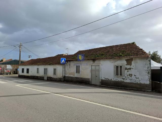 Moradia térrea isolada para recuperar em Cela, Alcobaça